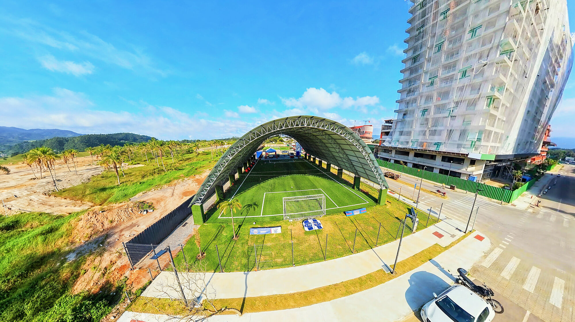 Campo coberto da PSG Academy no Vivapark, ao lado do Voz, setembro de 2026
